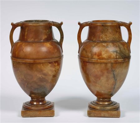 Coppia di vasi ad urna in alabastro. Arte neoclassica, XIX secolo altezza cm 31