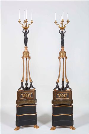 Importante e rara coppia di candelabri in legno scolpito, patinato e dorato....