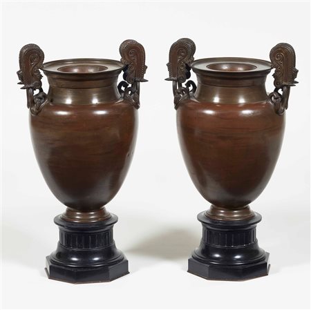Coppia di vasi biansati in bronzo, XIX secolo Corpo a cratere con anse a...