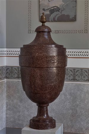 Coppia di grandi vasi con coperchio in ferro dipinto a finto porfido. Roma...