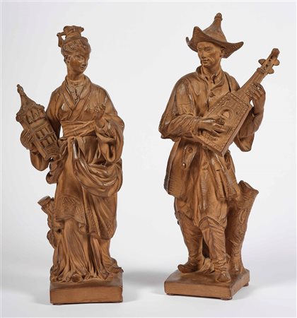 Coppia di musici in vesti di cinesi. Creta finemente modellata. Plasticatore...