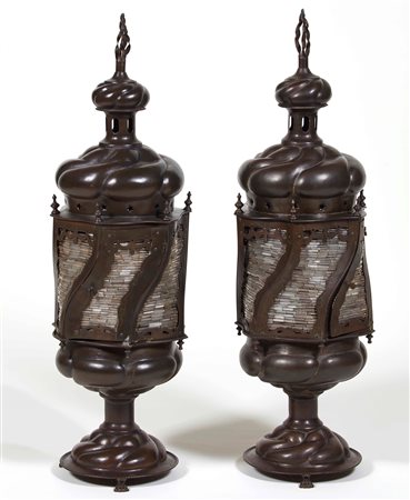 Coppia di lanterne in metallo patinato e vetro. Fine XIX secolo H. 90 cm