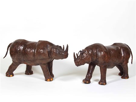 Coppia di sculture raffiguranti rinoceronti con occhi in vetro. Papier-machè...