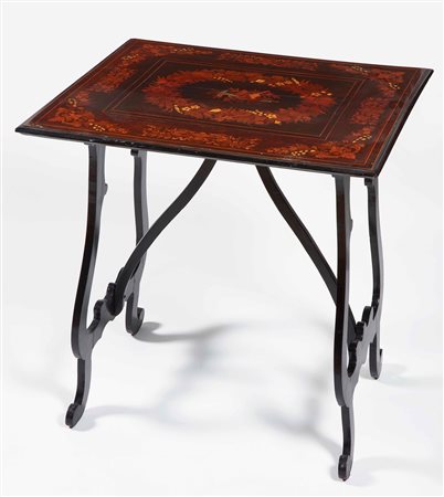 Tavolo in legno con sostegni a lira ebanizzati. Firenze, XIX secolo Piano...