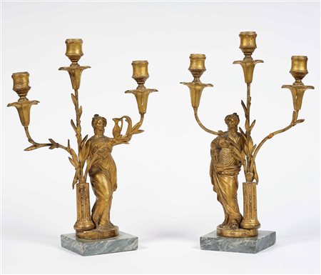 Coppia di candelabri a tre fiamme in legno intagliato e dorato. XVIII secolo...