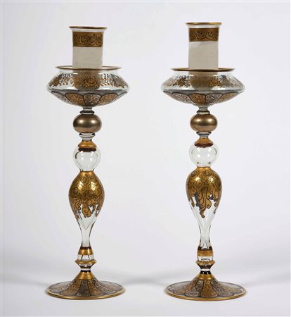 Coppia di candelieri in vetro dipinto. Venezia XX secolo Vetro incolore...