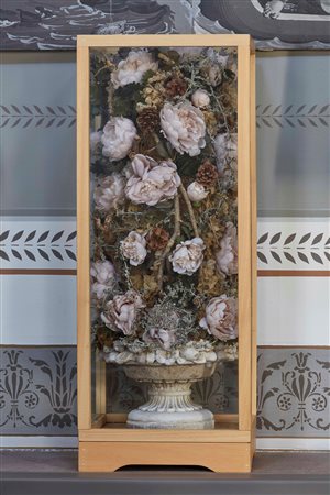 Coppia di teche contenenti composizioni di fiori entro vasi in pietra W. 35 -...