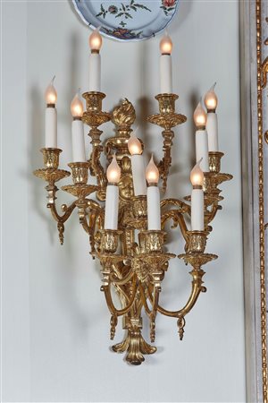 Serie di otto appliques in bronzo cesellato e dorato a dieci fiamme. Epoca...