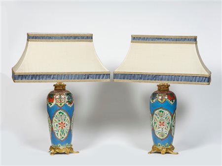 Coppia di vasi in porcellana nei colori della Famiglia Verde con decori...