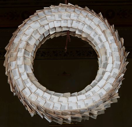 Divertente e maestosa ghirlanda realizzata con libri antichi diametro cm 67