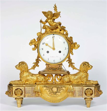 Pendola da tavolo in bronzo finemente cesellato e dorato al mercurio. Pierre...