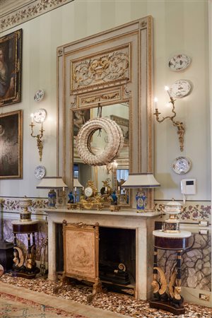 Caminiera Luigi XVI in legno intagliato, laccato e dorato. Fine XVIII secolo...