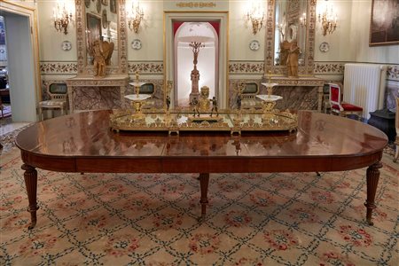 Tavolo da pranzo in legno di mogano. Inghilterra XIX secolo Sei gambe...