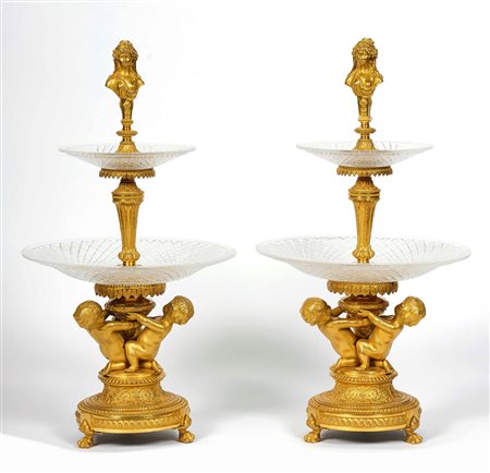 Coppia di alzate per frutta in bronzo dorato e cristalli. XIX secolo Bue...