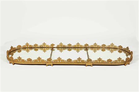 Grande presentoire in bronzo dorato al mercurio con fondo a specchio....