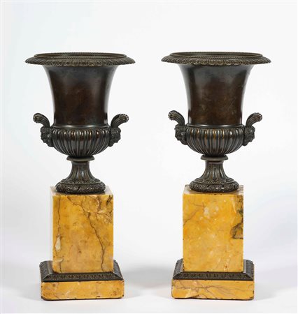 Coppia di vasi medicei in bronzo fuso e patinato. Italia o Francia XIX secolo...