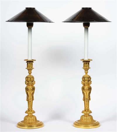 Coppia di candelieri in bronzo dorato. XIX secolo Portacandela a torchon....