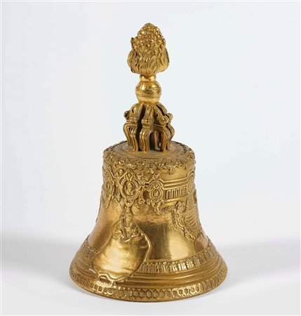 Campanello in bronzo dorato. XIX secolo Decori e stemma in rilievo, H. 15,5...