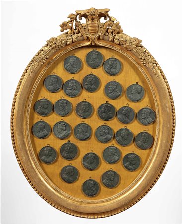 Coppia di cornici in legno e stucco dorato contenenti collezione di...