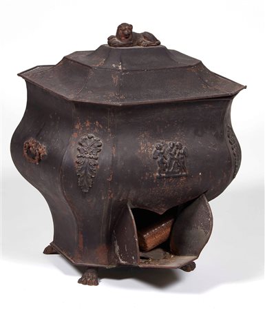 Porta legna in metallo. XX secolo Fregi di putti applicati sul fronte e...