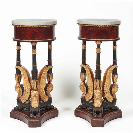 Coppia di gueridons lastronati in mogano, legno scolpito, dorato ed...