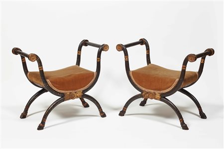 Coppia di sgabelli in noce scolpito, intagliato, ebanizzato e dorato. Firenze...