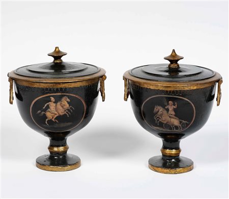 Coppia di coppe in peltro (?) laccato in nero e oro. XVIII-XIX secolo Corpo...