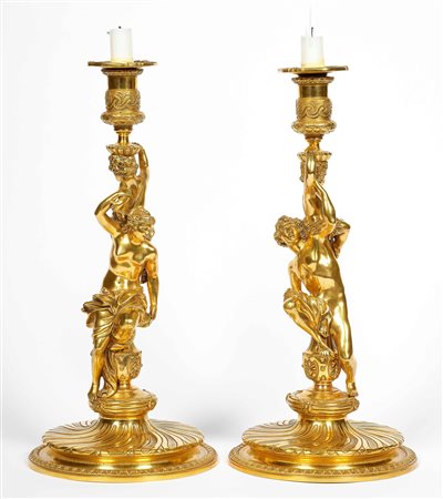 Coppia di candelieri in bronzo dorato e finemente cesellato. Francia...