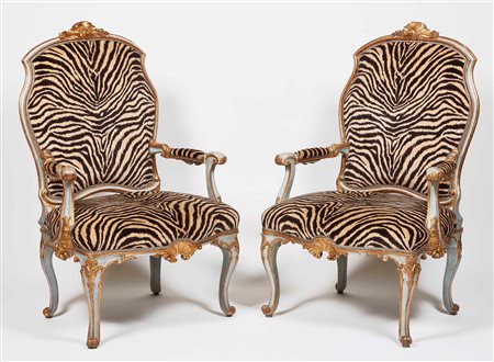 Set di quattro poltrone in legno sagomato e intagliato, laccatura color...