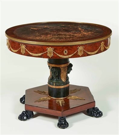 Tavolo da centro Impero lastronato in piuma di mogano. Toscana XIX secolo...