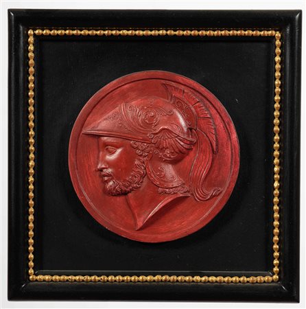 Coppia di medaglioni raffiguranti i profili di due giovani romani con elmo,...