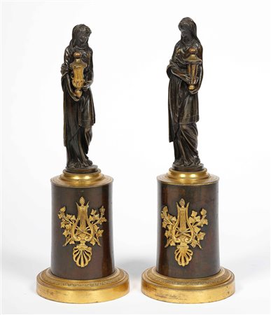 Coppia di sculture in bronzo dorato e patinato. Francia XIX secolo...