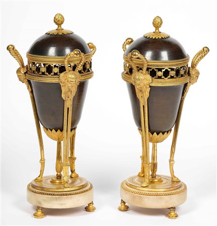 Coppia di bruciaprofumo in bronzo dorato e patinato, finemente cesellato....