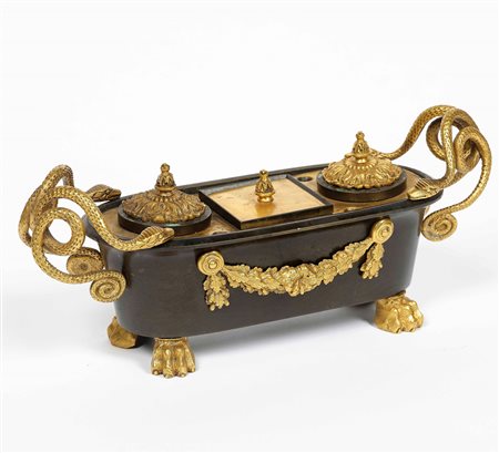 Calamaio in bronzo dorato, patinato e cesellato. Russia, inizio XIX secolo A...