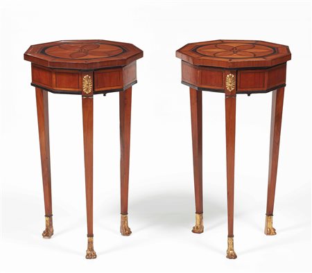 Coppia di gueridons lastronati in ciliegio e filettati in palissandro. Lucca...