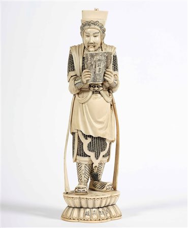 Figura di dignitario scolpita in avorio, Cina, inizi XX secolo H. 36 cm