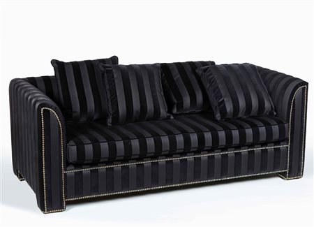 Coppia di divani in velluto di seta con ornamento di borchie. XX secolo...