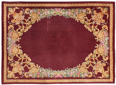 Savonnerie Spagna prima metà XX secolo campo bordeaux con cornice floreale,...