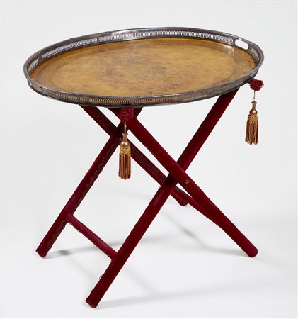 Grande guantiera ovale con bordo traforato a balaustra in argento e fondo in...