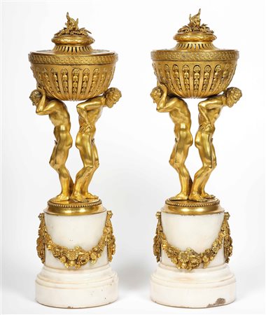 Coppia di brucia profumo in bronzo dorato e cesellato e marmo bianco. XIX...