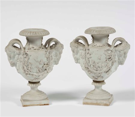 Coppia di vasetti Francia, verso la fine del XIX secolo Porcellana biscuit....