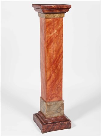Colonna in legno policromo con basamento e capitello a sezione quadrata...