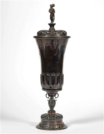 Coppa. Argento fuso, sbalzato e cesellato. Marchio della città di Londra per...