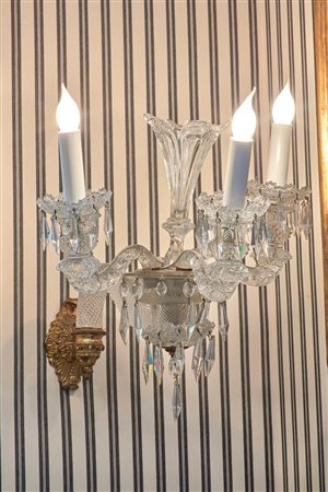 Coppia di appliques a tre luci in cristallo e bronzo dorato. XX secolo W. 34...