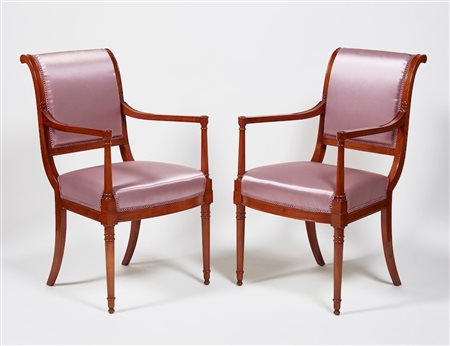 Otto sedie e due poltrone in noce in stile Direttorio, XX secolo Schienale...