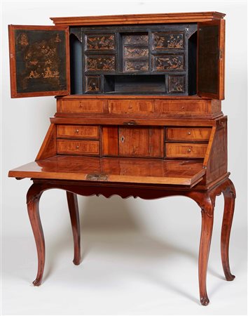 Mobile a due corpi con ribalta e alzata in legno lastronato e filettato. Nord...