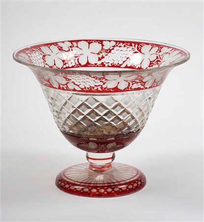Coppa in cristallo inciso e molato con decori color rubino. Manifattura del...