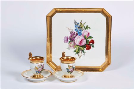 Un vassoio con due tazze Parigi, Atelier Feuillet, 1817-1834 Porcellana....