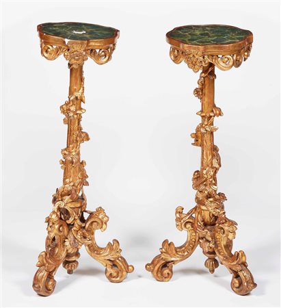 Coppia di gueridons in legno intagliato e dorato. XIX secolo Piano in legno...
