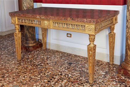 Tavolo da centro in legno scolpito e dorato. Fine XVIII secolo Fascia...